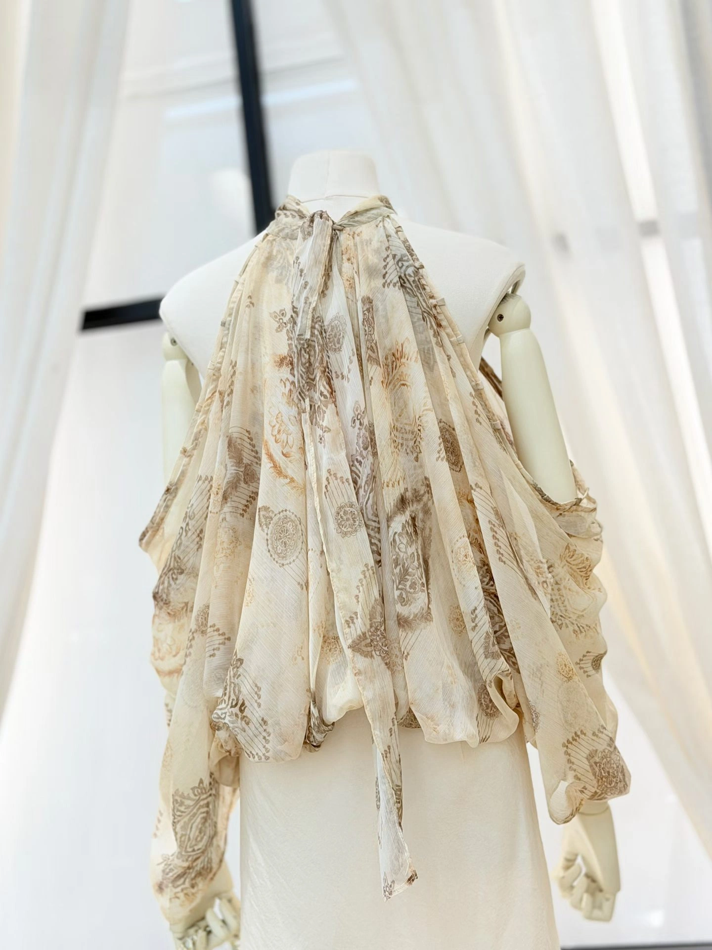 Beige-back shooting_