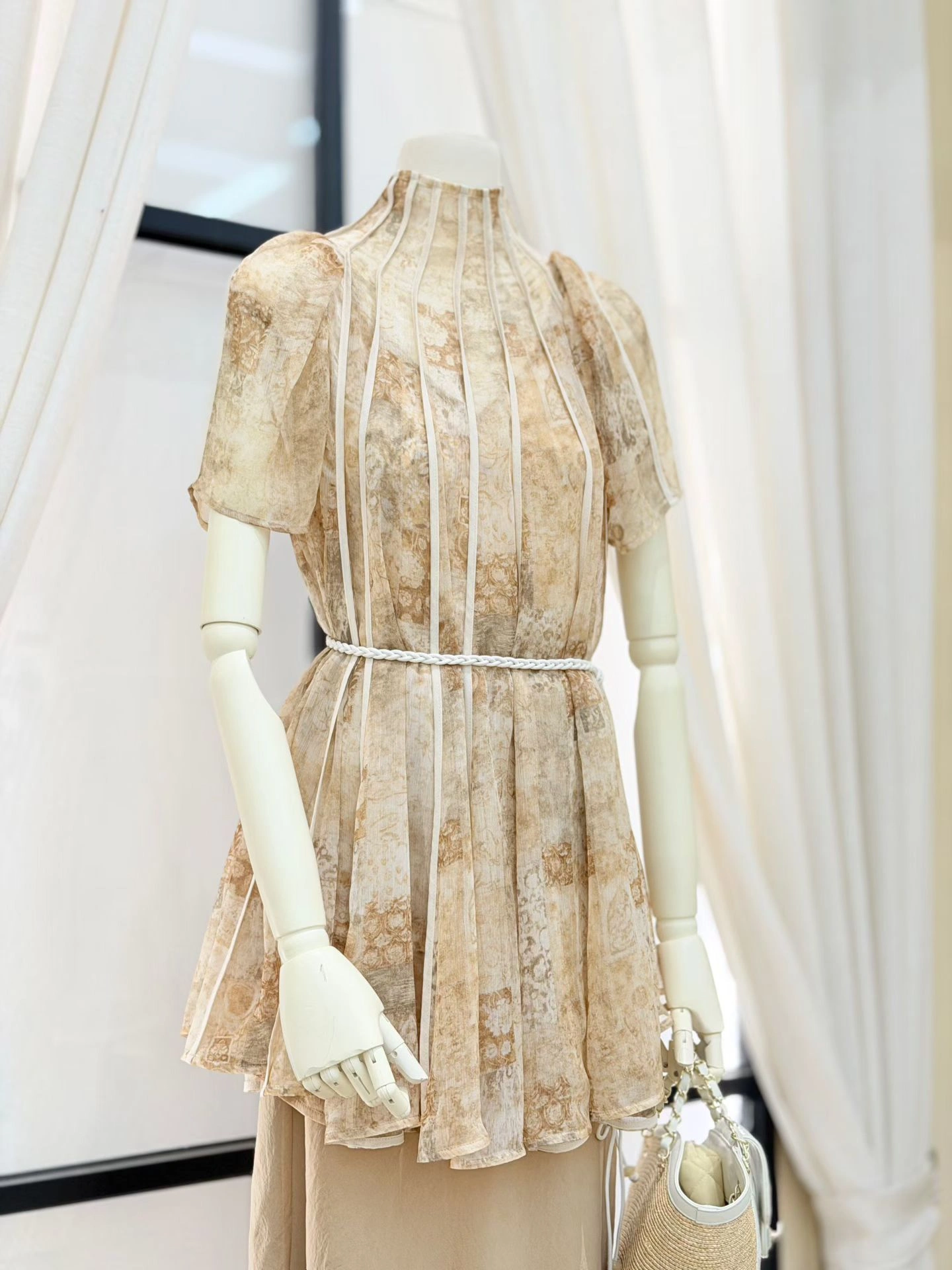 Beige-front detail