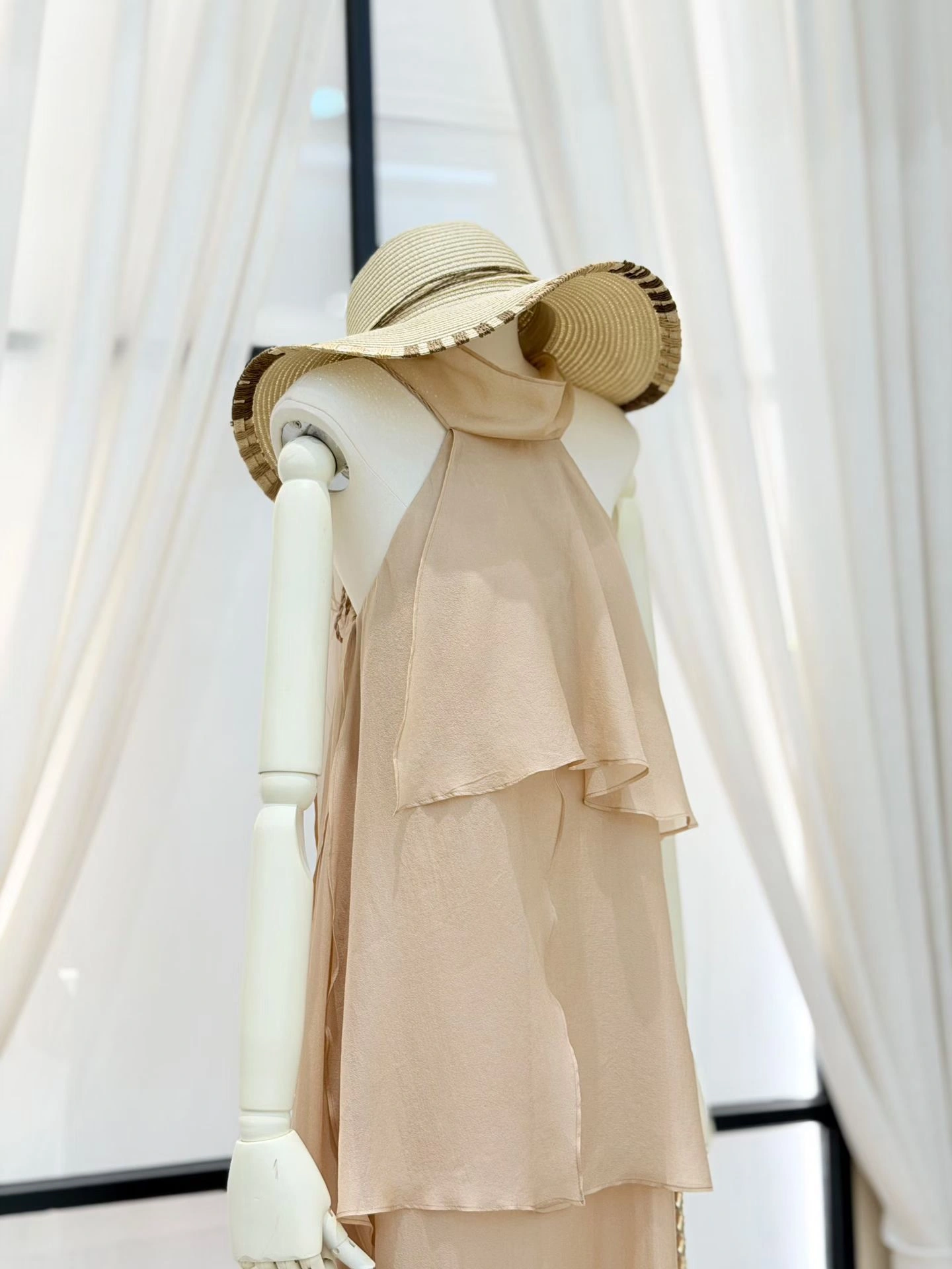 Beige-side details 2