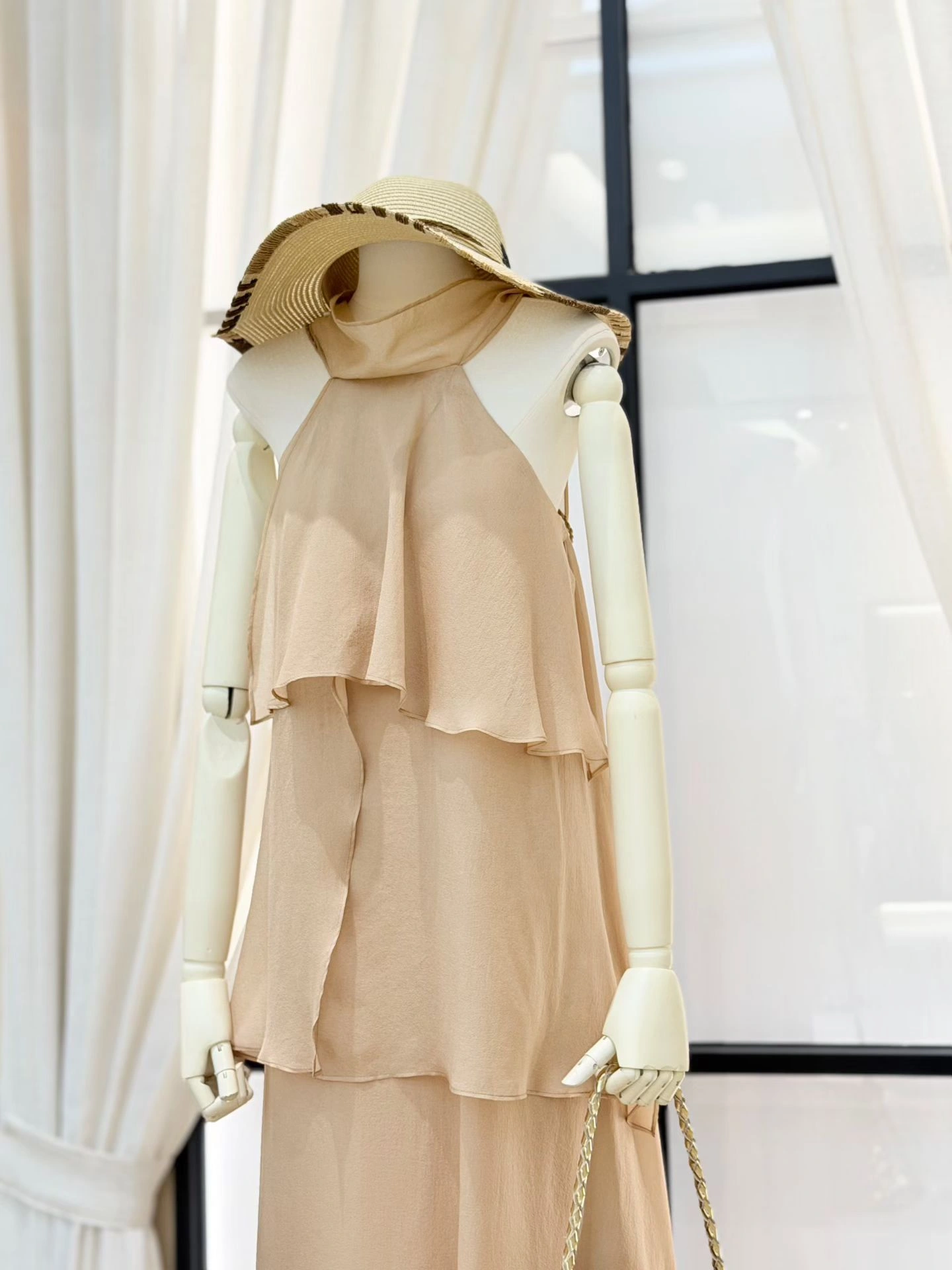 Beige-side details_