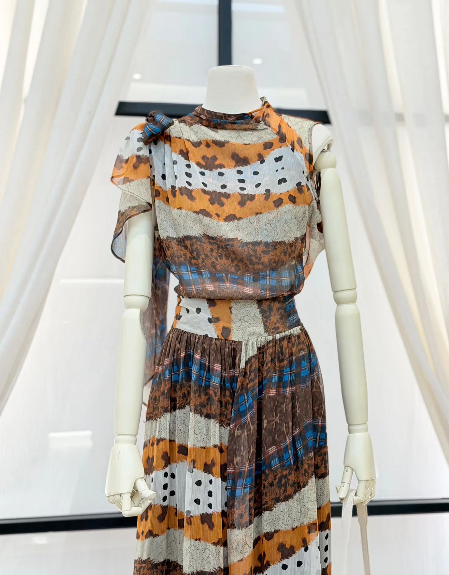 Mixed Print Maxi Dress-front close shooting_