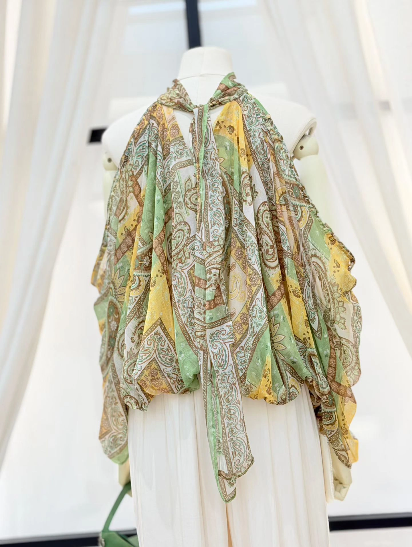 Yellow-Green-back shooting_