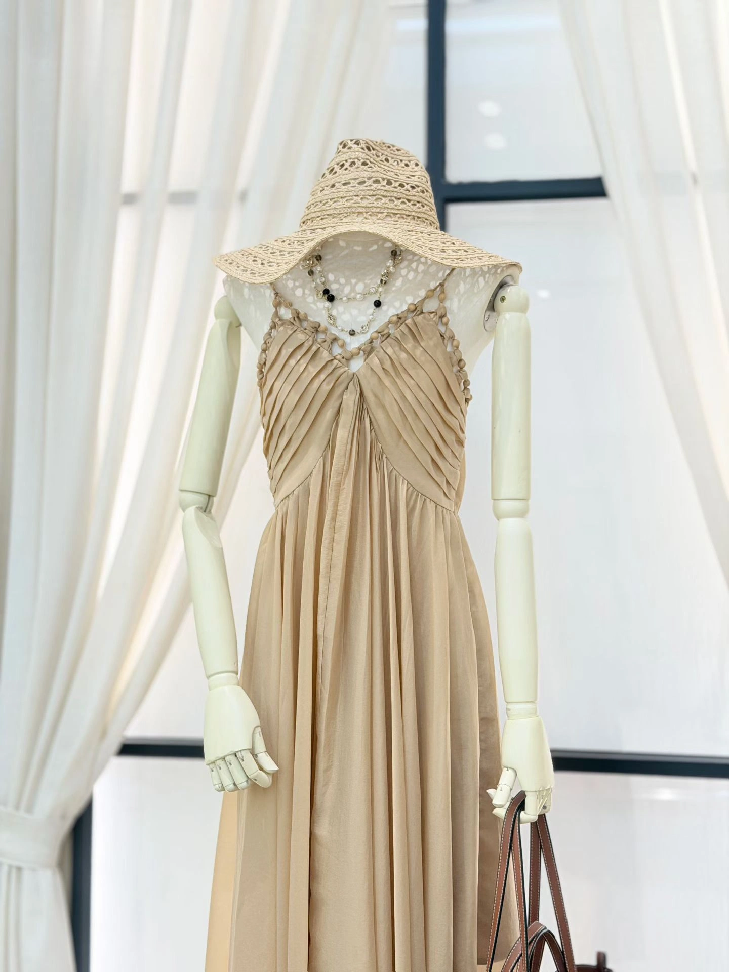 Beige-front detail_