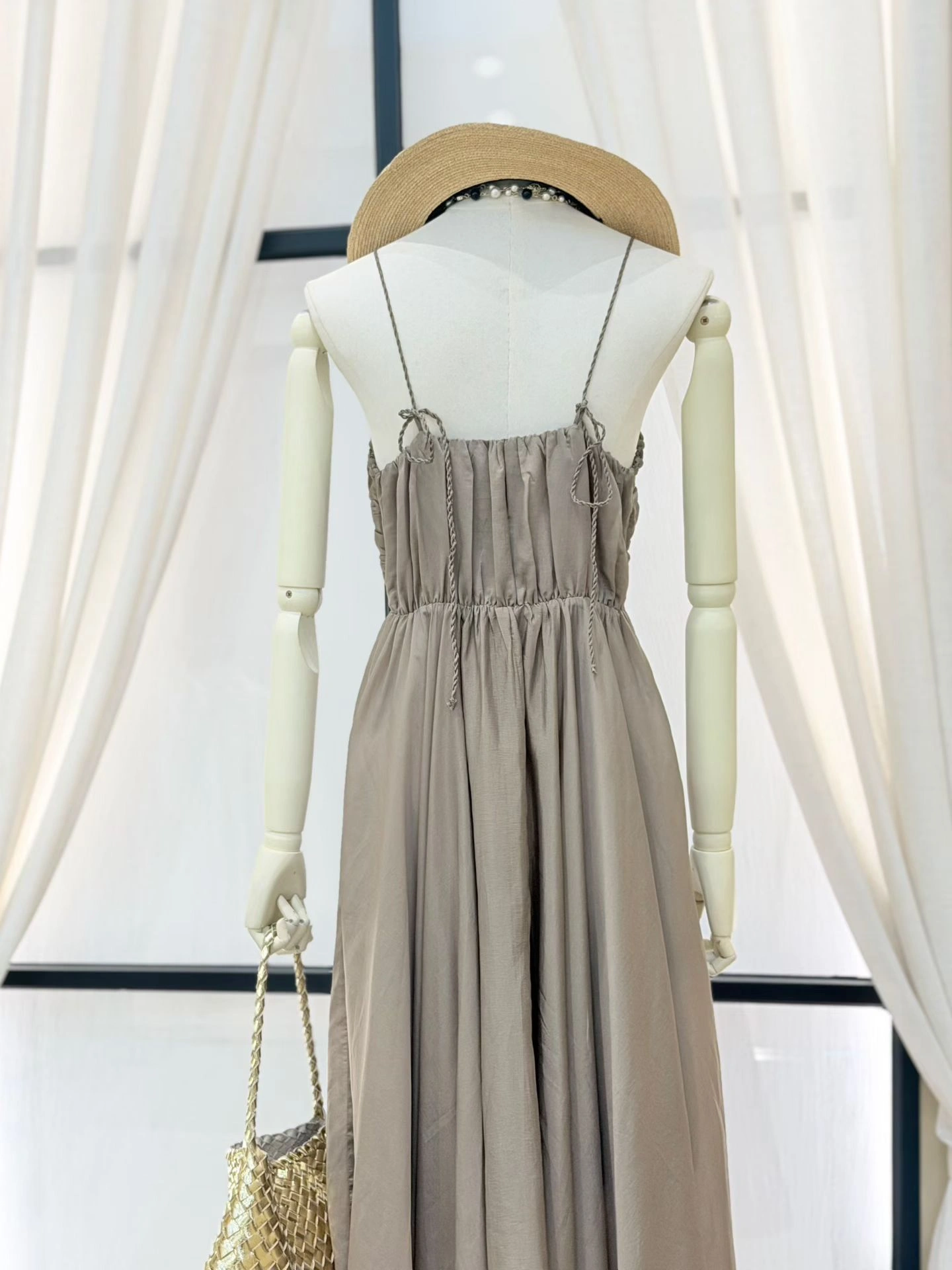 Taupe-back_
