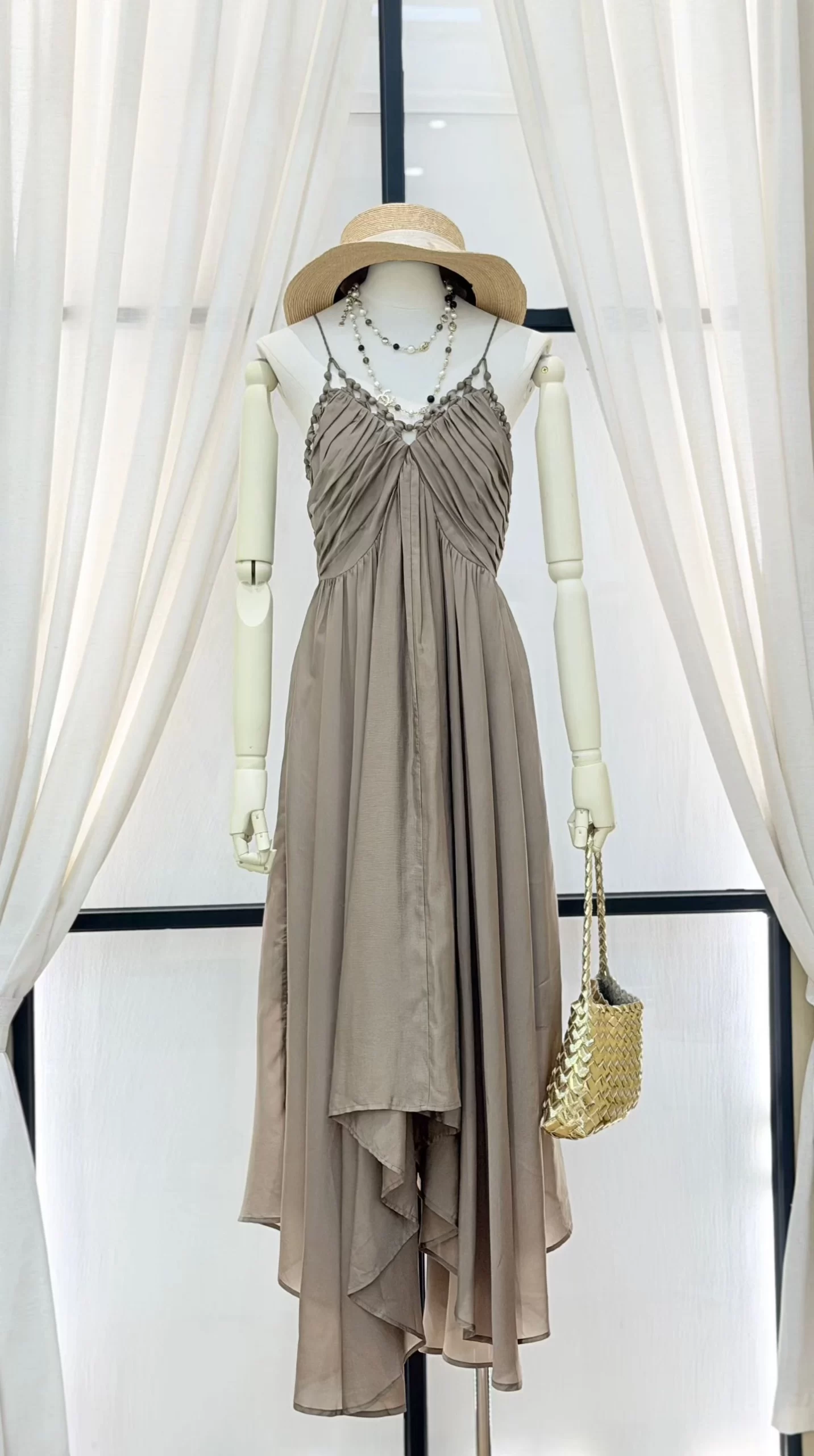 Taupe-front details_